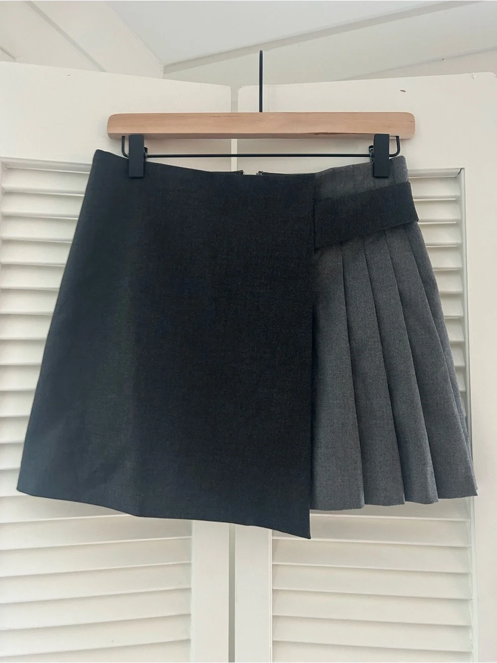 Alice + Olivia Toni Asymmetrical Pleated Mini Skirt Gray Colorblock Size 4